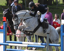 Jil-Alexandra Wingenroth aus Wittow gewann mit Pepper das L-Punktespringen.